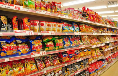 超市員工清理過期食品市民消費得到安全保障