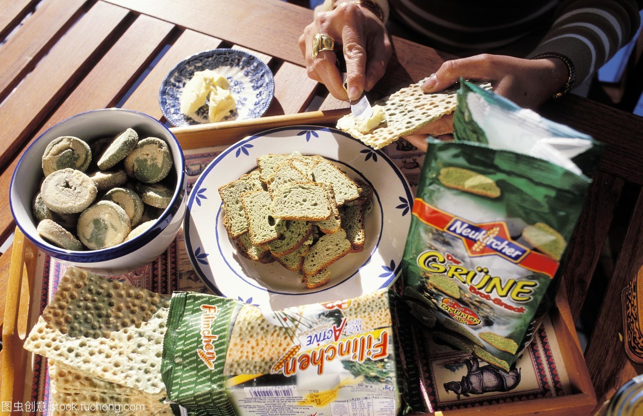 藻類食品。托盤的各種餅干和面包產品海藻和其他藻類。黃油被傳播在餅干吃掉右上。這些產品都是來自德國。